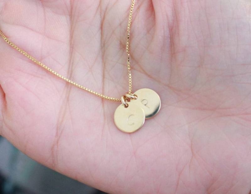 Gold Filled Zwei Initialen Plättchen Halskette, Schwester Geschenk, Geschenk Für Mutter, Freund Freundin, Winzige Halskette von GreatJewelry4All