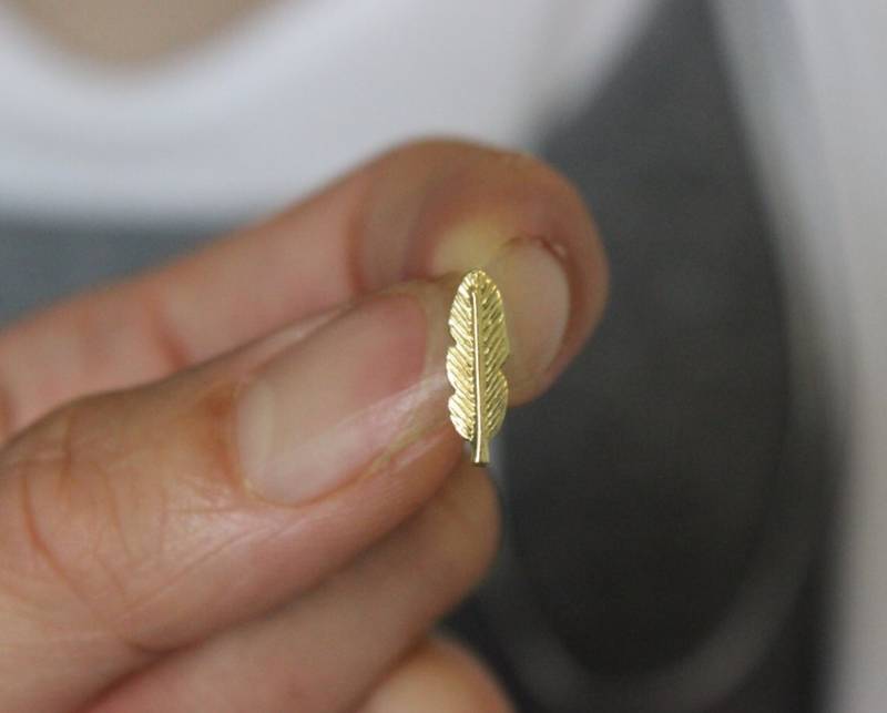 Gold Vermeil Feder Knorpel Ohrstecker, Silber Erhältlich, Winziger Tragus Einzelstecker, Erinnerung von GreatJewelry4All