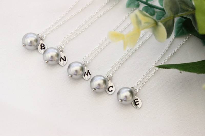Hellgraue Perle Intial Halskette, Brautjungfer Geschenk, Personalisieren Erste Mutter Schwester Zierliche Halskette von GreatJewelry4All