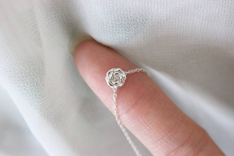 Kleine Rose Halskette, Blume Zarte Silberkette, Brautjungfer Geschenk, Blumenmädchen Minimalistisch, Alltägliche Halskette von GreatJewelry4All