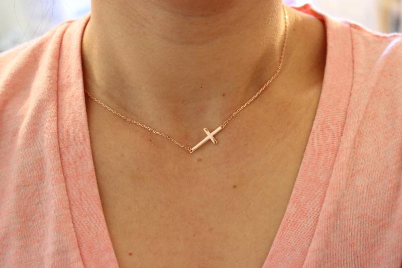 Rose Gold Seitlich Kreuz Halskette, Religiös, Glaube, Kleine Dünne Einfache Zierliche Schwester Geschenk von GreatJewelry4All
