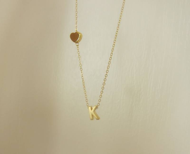 Seitlich Herz Initial Halskette, Personalisieren Goldkette, Brautjungfer Geschenk, Geschenk Für Freund, Schwester von GreatJewelry4All
