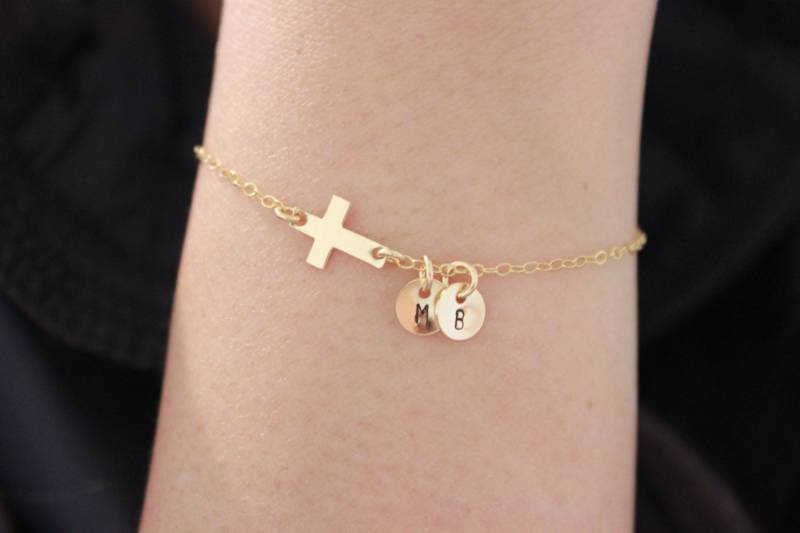 Seitlich Kreuz Initial Armband, Kleine Personalisieren Anfangsarmband, Taufgeschenk, Winziges Sterling Silber von GreatJewelry4All