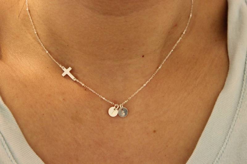 Seitlich Kreuzen Zwei Erste Halskette, Personalisieren Kleine Taufgeschenk, Kreuz Schwester Geschenk, Geschenk Für Freund von GreatJewelry4All