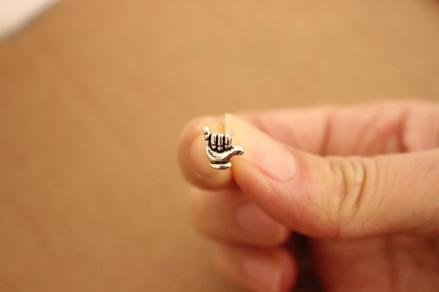 Shaka Knorpel Ohrring, I Love You Sign, Silber Sterling Silber, Zeichen Sprache, Winzig Ohrstecker, Tragus Ohrring von GreatJewelry4All