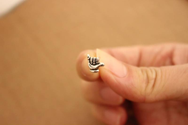 Shaka Knorpel Ohrring, I Love You Sign, Silber Sterling Silber, Zeichen Sprache, Winzig Ohrstecker, Tragus Ohrring von GreatJewelry4All