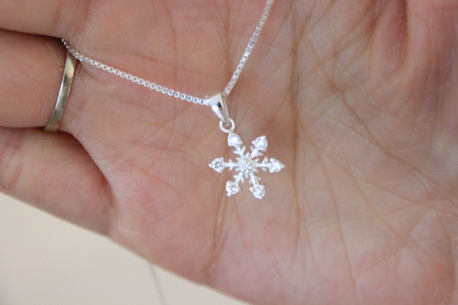 Silber Schneeflocke Halskette, Weihnachtsgeschenk, Brautjungfer Geschenk, Schwester Mutter Zarte Zierliche Einfache Halskette von GreatJewelry4All