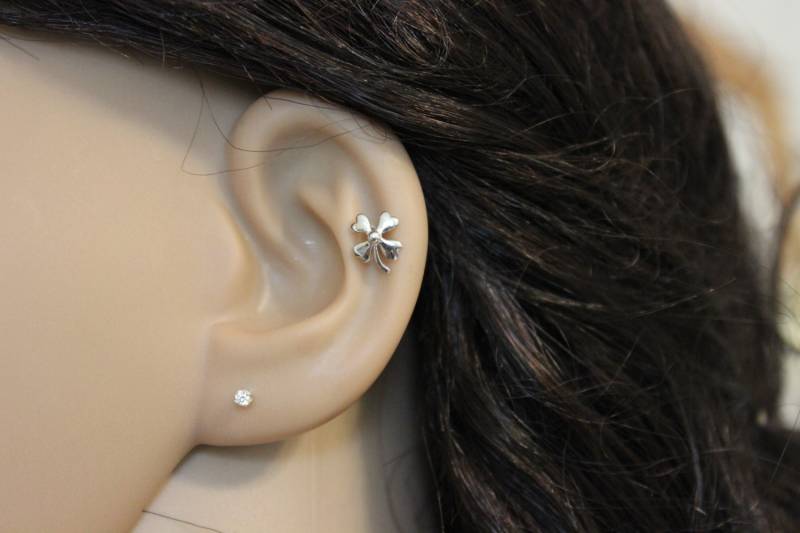 Vier-Blatt Klee Knorpelohrring, Knorpel, Silber Blume Blatt Stud, Mehrere Piercing, Zweites Loch von GreatJewelry4All