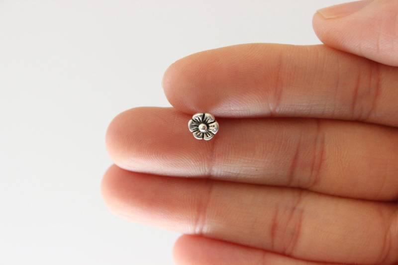 Winzige Blume Knorpel Ohrstecker, Kirschblüte Tragus Nasenstecker, Silber Knorpel, Ohrstecker Ohrring von GreatJewelry4All
