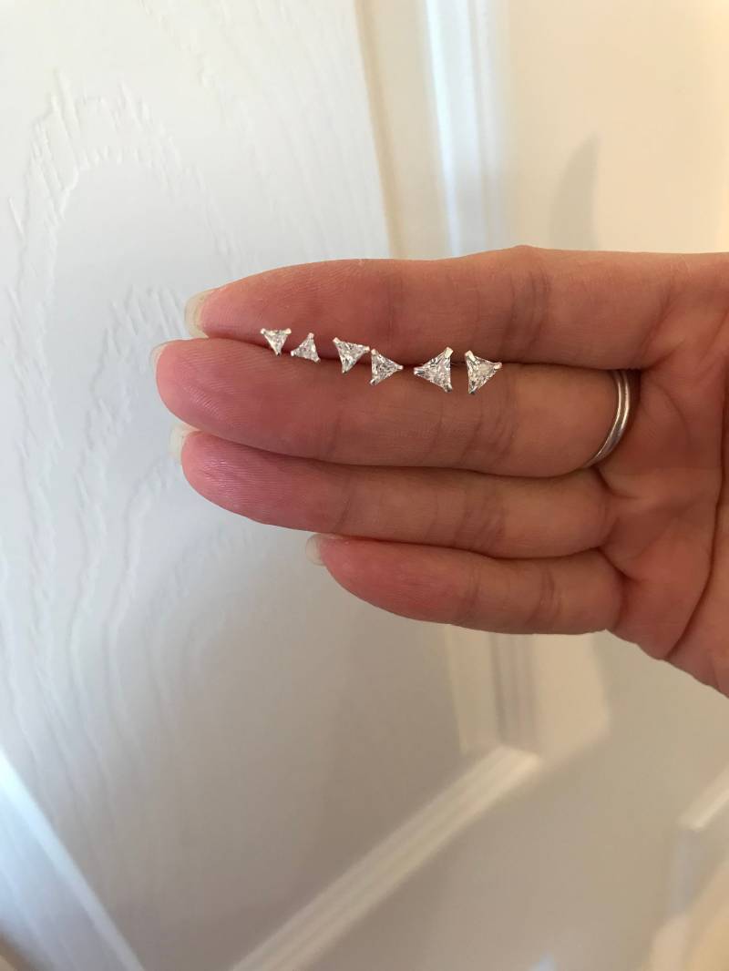 Winzige Dreieck Ohrstecker, Cz Diamant Winzig Kleine Knorpel Zierliche Ohrringe, Minimalist Einfache Ohrringe Kinder von GreatJewelry4All