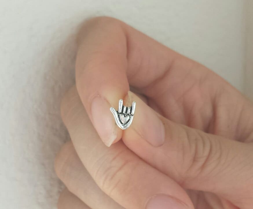 Winzige Shaka Schild Knorpel Ohrringe. "I Love You" Ohrring, Besonderes Geschenk, Schwester Freund Freundin, Ein Ohrstecker, Geschenk Für Freundin von GreatJewelry4All