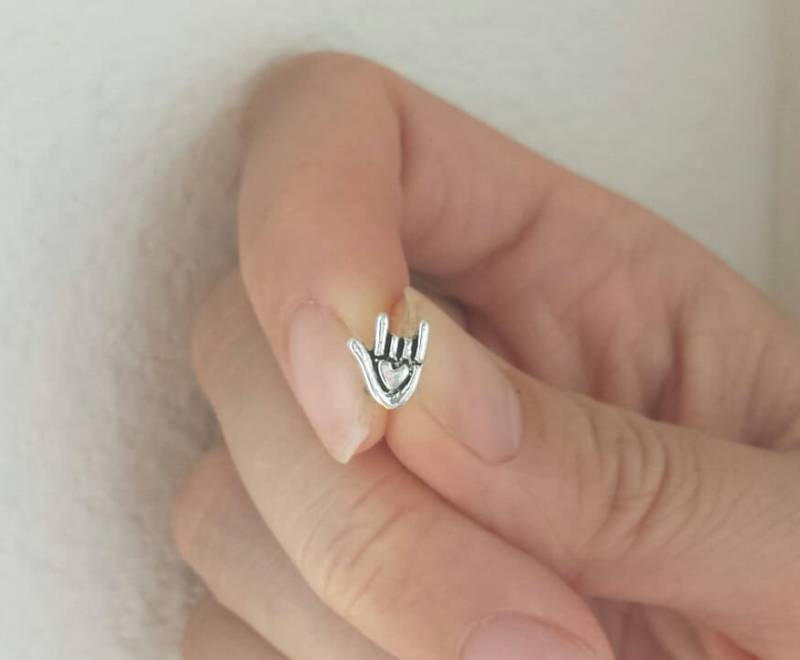 Winzige Shaka Schild Knorpel Ohrringe. "I Love You" Ohrring, Besonderes Geschenk, Schwester Freund Freundin, Ein Ohrstecker, Geschenk Für Freundin von GreatJewelry4All