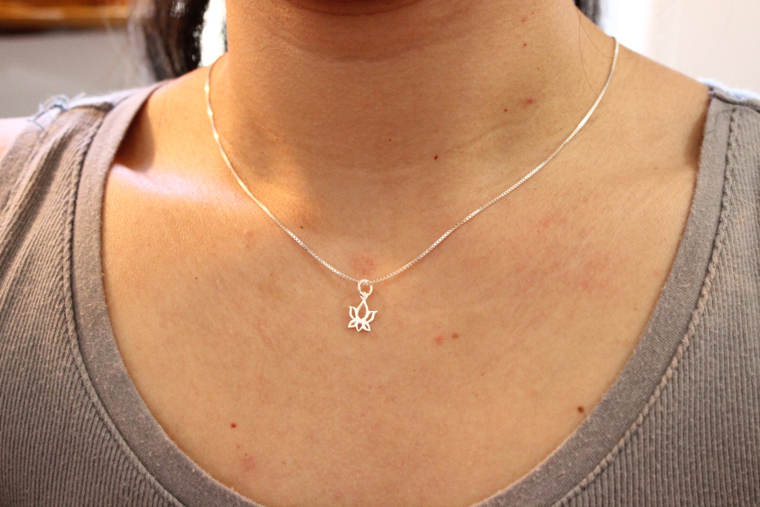 Winzige Sterling Silber Lotus Halskette, Gold Zierliche Spirituelle Mutter Geschenk, Schwester Besonderes Geschenk von GreatJewelry4All