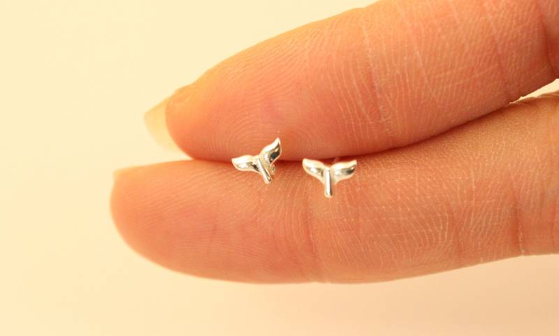 Winzige Sterling Silber Walflosse Ohrstecker, Fisch Jugendlich Kleine Ohrstecker Kinder Ohrringe Minimalist Alltag von GreatJewelry4All