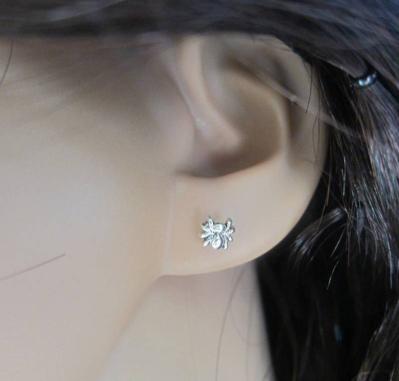 Winzigen Sterling Silber Itsy Bitsy Spider Ohrstecker, Kinder Ohrringe, Knorpelohrring von GreatJewelry4All