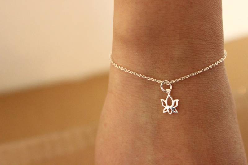 Winziges Sterling Silber Lotus Armband, Zierliches Mutter Geschenk, Schwester Schmuck, Yoga Reinheit, Zartes Armband von GreatJewelry4All