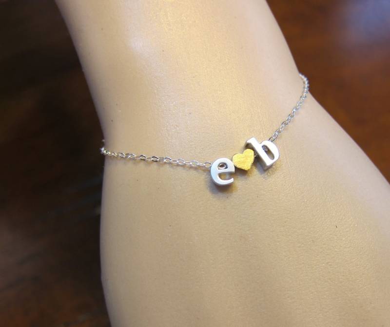 Zwei Kleinbuchstaben A-Z Initials Armband, Paar Name Freund Freundin, Halskette Personalisieren, Valentinstag von GreatJewelry4All