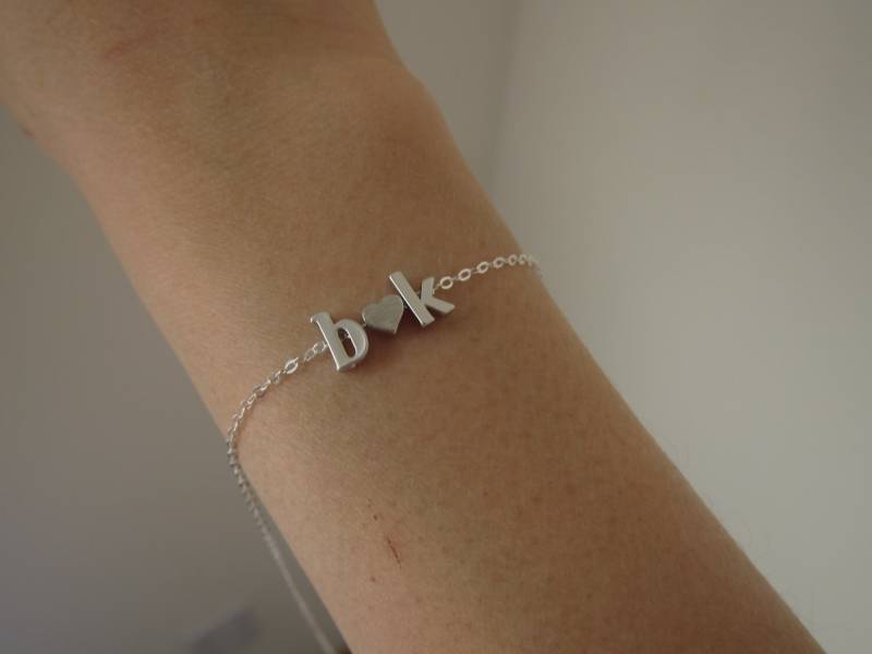 Zwei Kleinbuchstaben A-Z Initials Armband, Paar Name Freund Freundin, Halskette Personalisieren, Valentinstag von GreatJewelry4All
