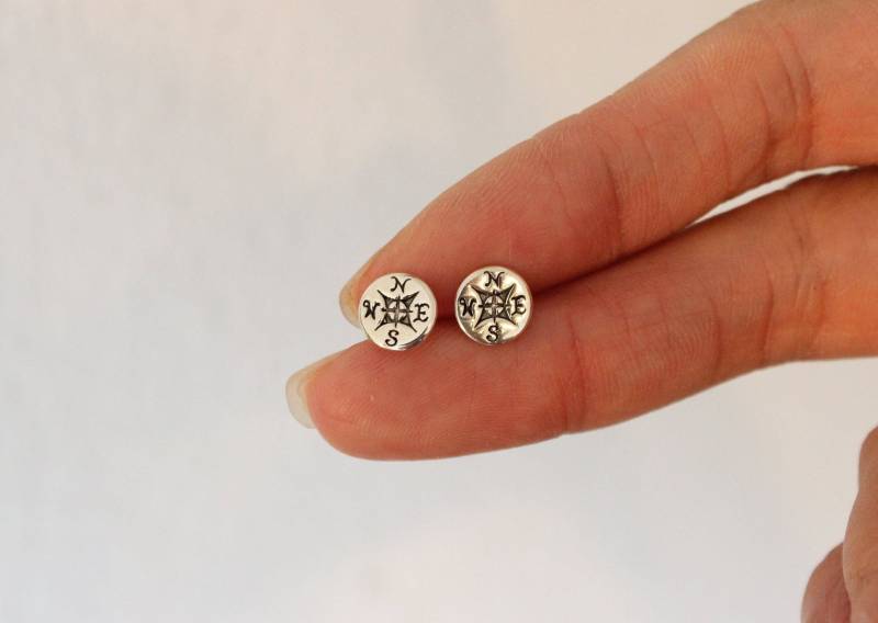 sterling Silber Kompass Ohrstecker, Knopf Graduierung Geschenk, Zierliche Ohrringe, Geschenk Für Frau, Lehrer Ohrstecker von GreatJewelry4All