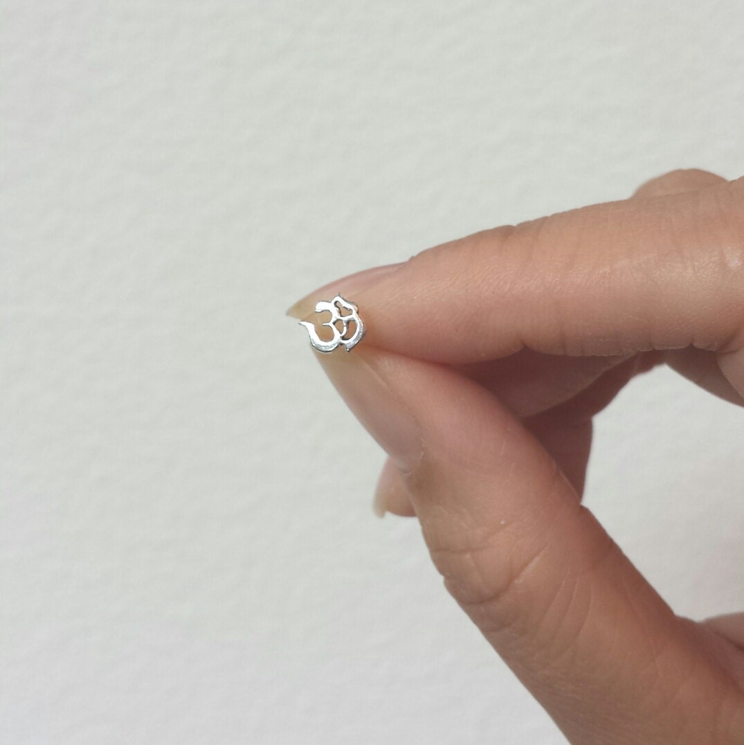 sterling Silber Om Knorpel Ohrring, Schmuck, Ohm Feminin, Yoga, Tragus Ohrstecker, Winzige Nasenstecker von GreatJewelry4All