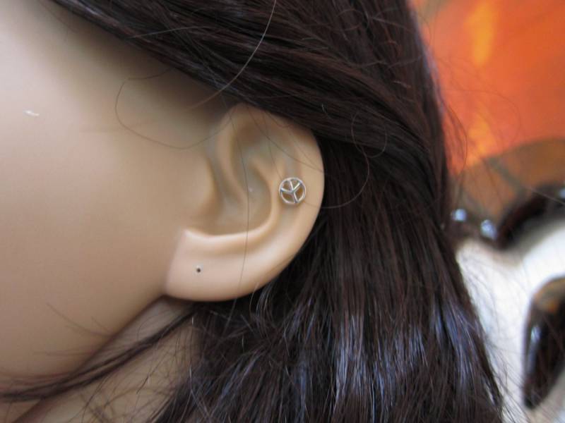sterling Silber Peace Knorpel Ohrring, Frieden Ohrstecker, Kleine Tragus Mehrere Piercings von GreatJewelry4All