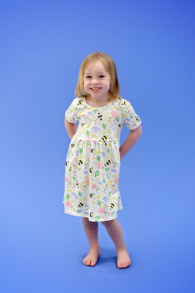 Pollinator Floral Kurzarm Milch Seidenkleid von GreatLakesKids
