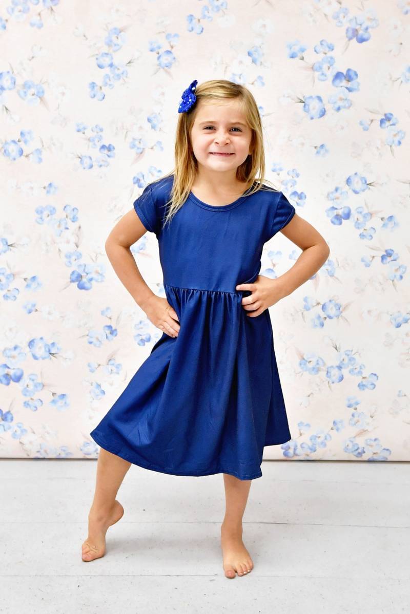Royal Blue Solid Kurzarm Cross Back Milchseide Kleid von GreatLakesKids