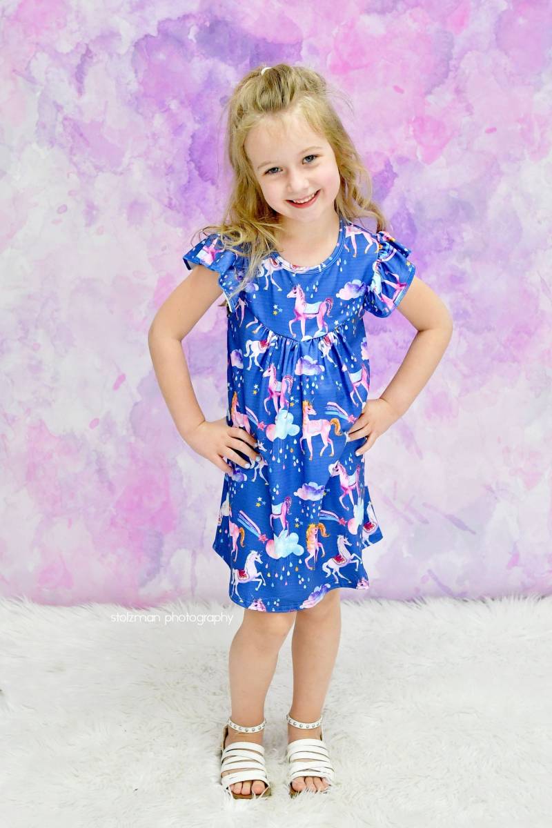 Sparkle Einhorn Milch Seide Flattern Kleid von GreatLakesKids