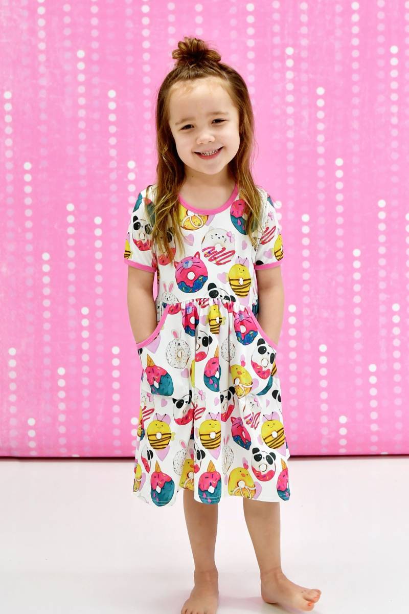 Tier Donuts Kurzarm Milchseide Kleid von GreatLakesKids