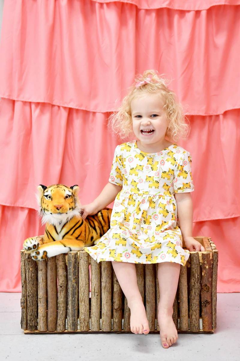 Tiger Kurzarm Milchseide Kleid von GreatLakesKids