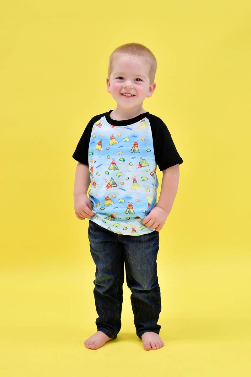 Volcano Milk Silk Raglan von GreatLakesKids