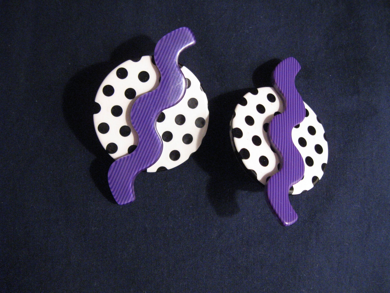 Schwarz Weiß Polka Dot Und Lila Knebel Ohrringe Schwarz Weiß Polka Dot Und Lila Knebel Ohrringe von GreatMatchDesigns