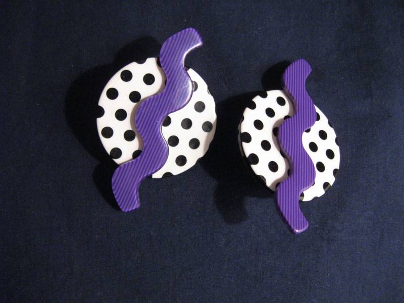 Schwarz Weiß Polka Dot Und Lila Knebel Ohrringe Schwarz Weiß Polka Dot Und Lila Knebel Ohrringe von GreatMatchDesigns