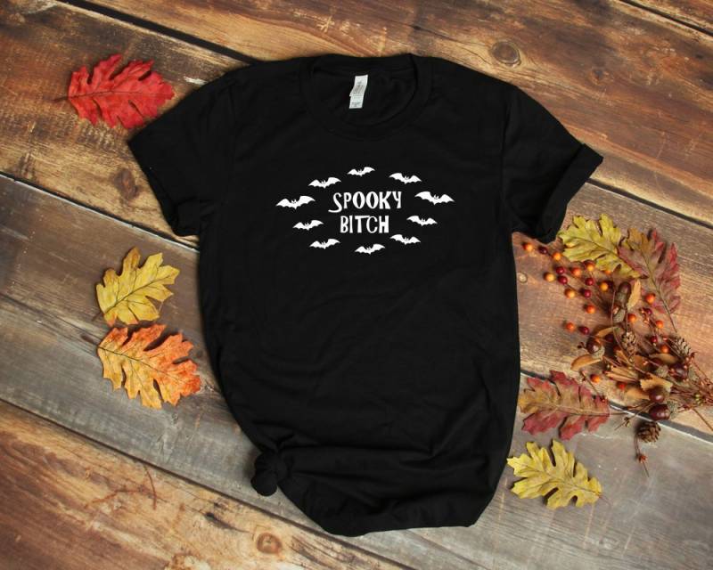 Gruselige Hündin - Lustige Halloween-T-Shirt Nette Halloween Shirt Für Den Herbst Halloween-Geschenk Unisex Schwarzen T-Shirt von GreatShirtsCo