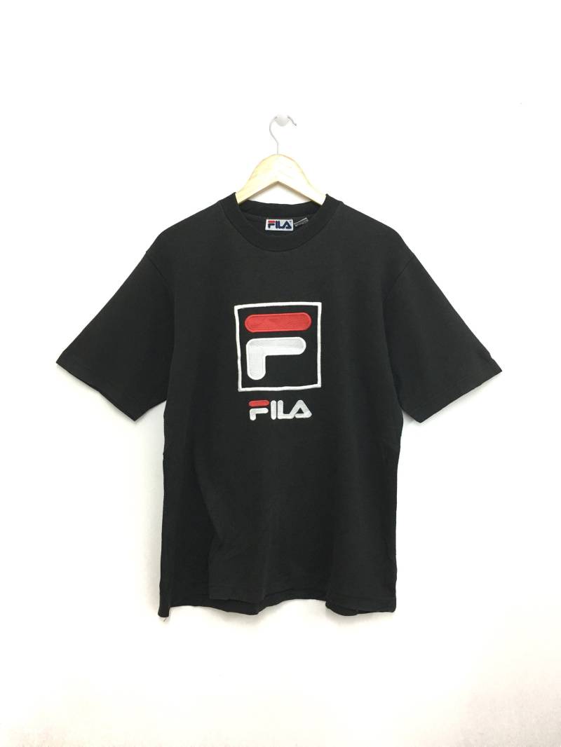 Selten Vintage Fila Tshirt Großes Logo Schreibweise Schwarz Mittlere Größe Auf Dem Etikett Selten Vintage Fila Tshirt Großes Logo Schreibweise Schwarz Mittlere Größe Auf Dem Etikett von GreatVtgApparels