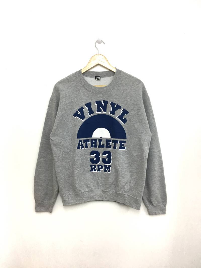 Vintage 90Er Jahre Sweatshirt Vinyl Athlete Grau Farbe Mittlere Größe Made in Usa von GreatVtgApparels