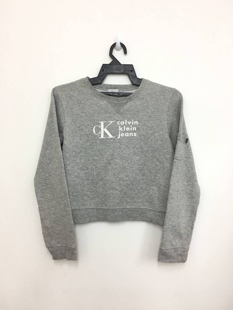 Vintage Calvin Klein Jeans Crop Top Longsleeve Crewneck Medium Größe Grau Farbe von GreatVtgApparels