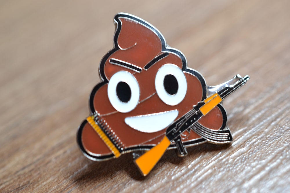 War Oder Anti-War Emoji Poo/Eiscreme Mit Einem Ak-47, Pin War Oder Anti-War Emoji Poo/Eiscreme Mit Einem Ak-47, Pin von GreaterGloryGoods