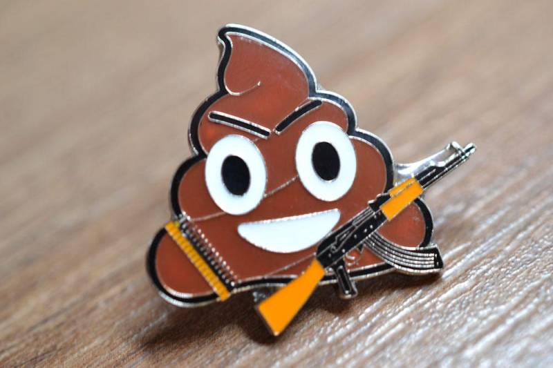 War Oder Anti-War Emoji Poo/Eiscreme Mit Einem Ak-47, Pin War Oder Anti-War Emoji Poo/Eiscreme Mit Einem Ak-47, Pin von GreaterGloryGoods
