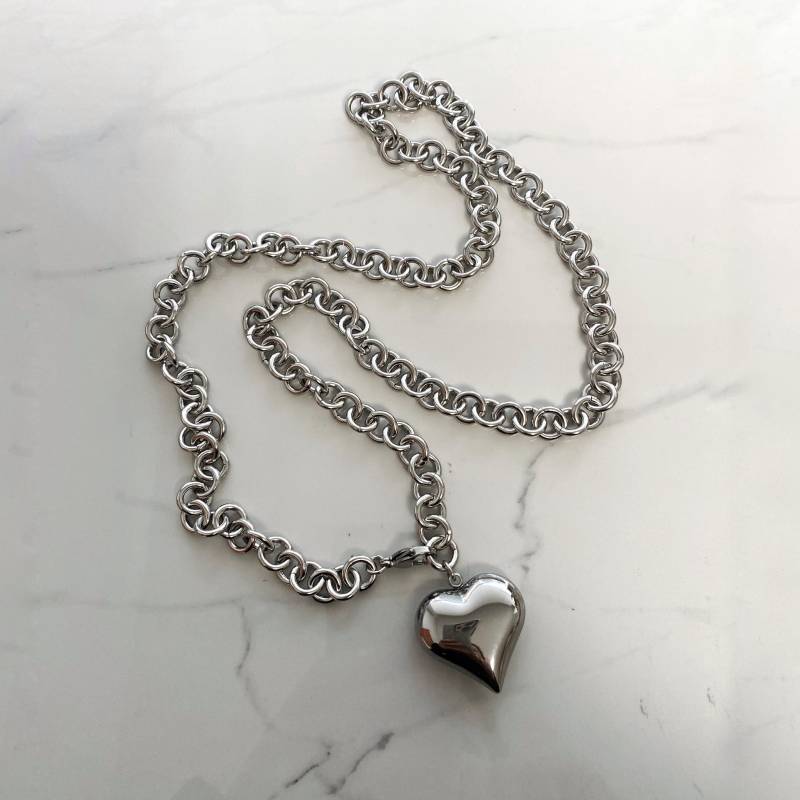 Chunky Steel Chain Herz Halskette Lang Puffed Anhänger von Grecmuse