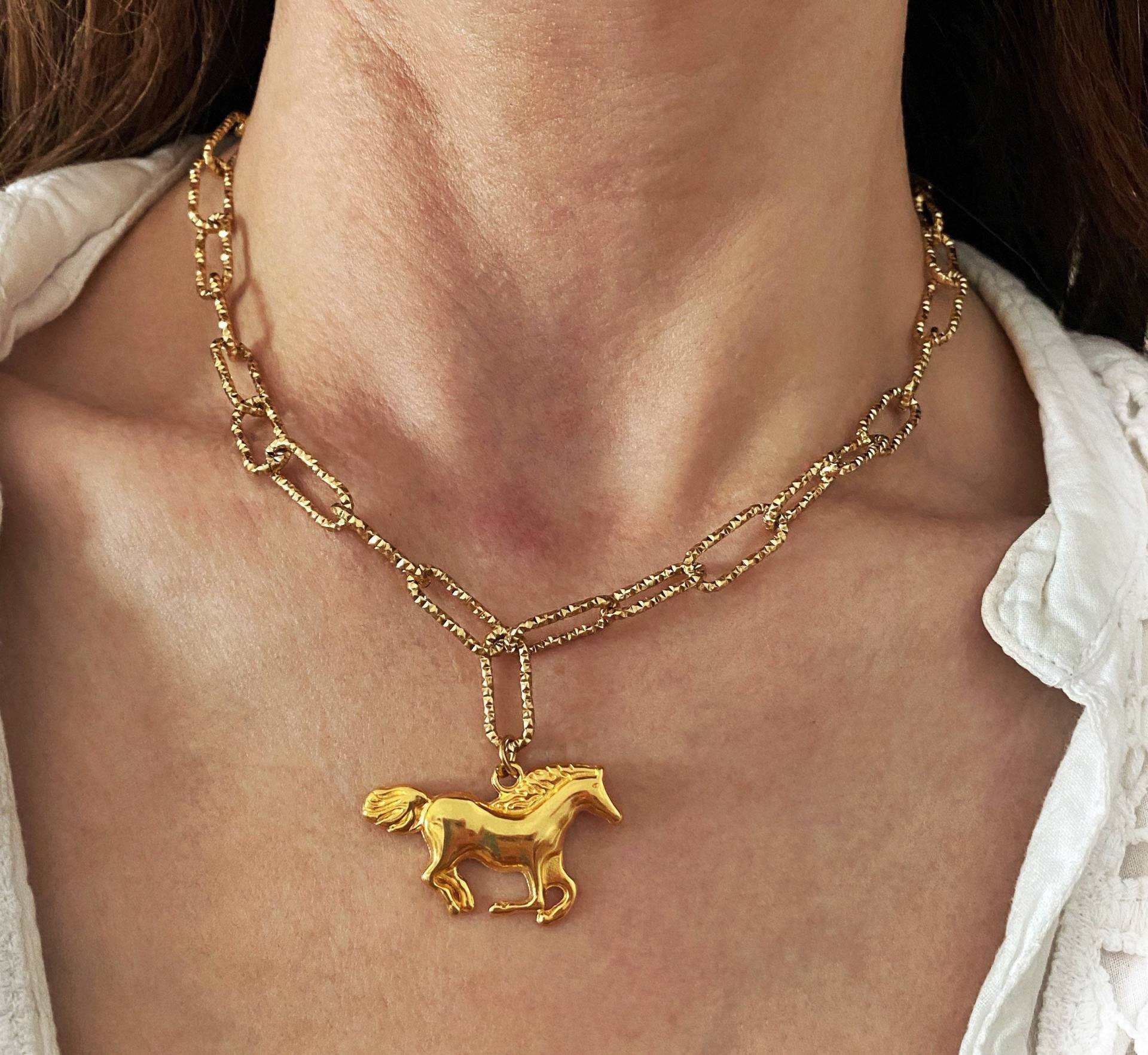 Gold Ton Pferd Anhänger Halskette, Stahl Paperclip Kette, Y2K Schmuck von Grecmuse