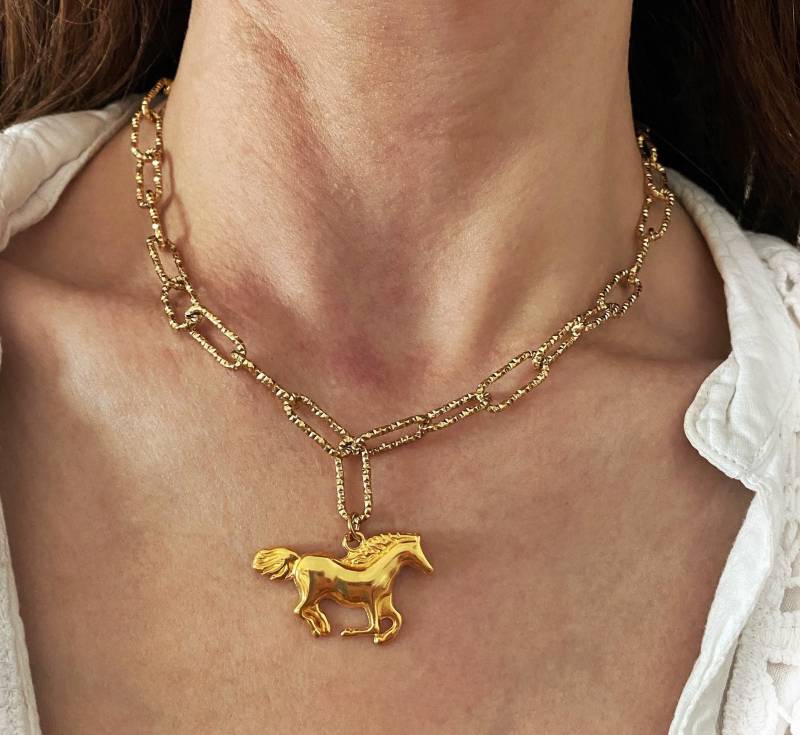 Gold Ton Pferd Anhänger Halskette, Stahl Paperclip Kette, Y2K Schmuck von Grecmuse