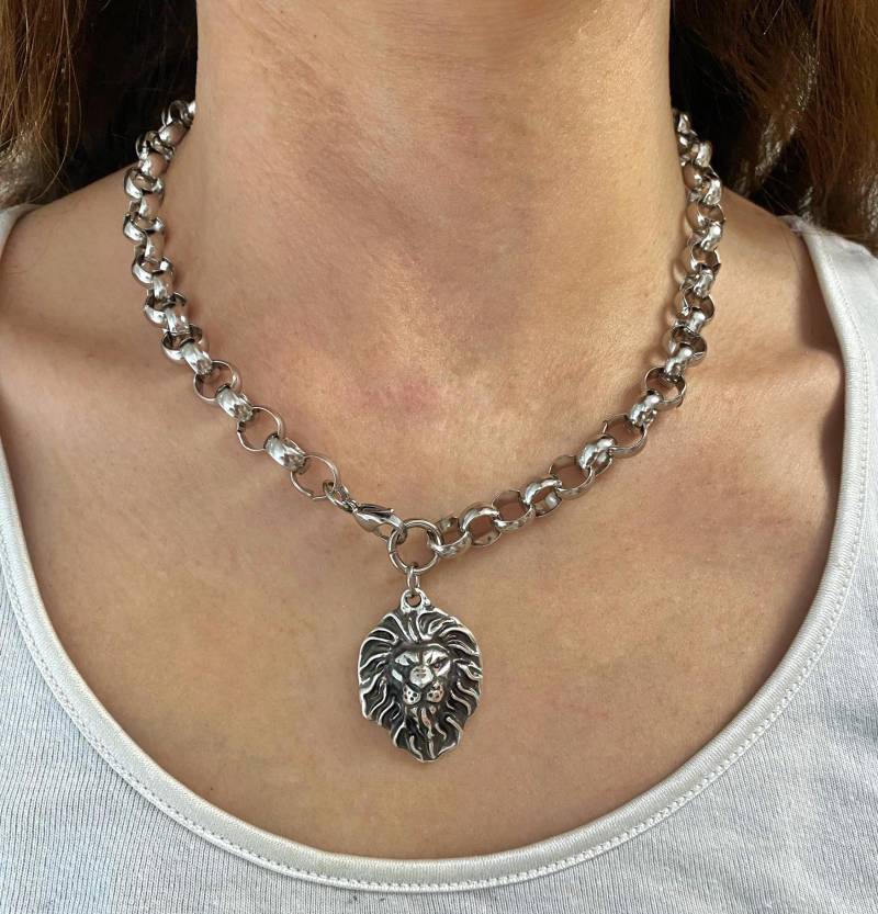 Silberfarbener Löwe Anhänger Halskette Stahl Rolo Kette Silberfarbener Löwe Anhänger Halskette Stahl Rolo Kette von Grecmuse
