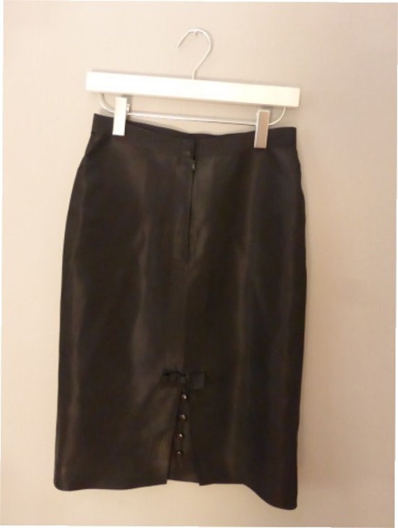 60Er Jahre Bleistiftrock. S Größe. Schwarzer Satin Midi Rock Mit Süßer Schleife Auf Dem Rücken Wurde in Griechenland Maßgefertigt. in Einem von GreekJasmin