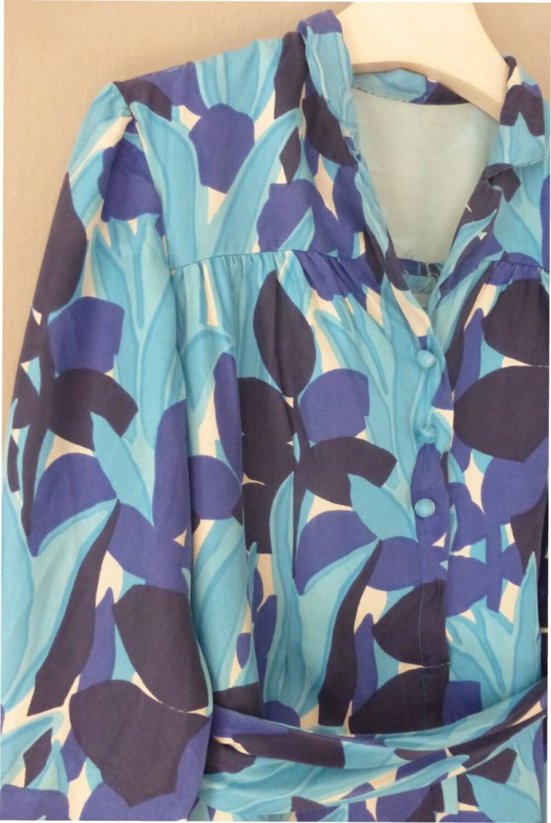 60Er Jahre Blumenkleid. Größe M. Polyester-Shirt-Kleid Mit Gürtel Und Blättern in Blau, Schwarz Weiß Gefüttert. in Einem Sehr Guten Vintage Zustand 60Er Jahre Blumenkleid. Größe M. Polyester-Shirt-Kleid Mit Gürtel Und Blättern in Blau, Schwarz Weiß Gefüttert. in Einem Sehr Guten Vintage Zustand von GreekJasmin