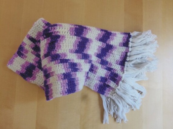 70Er Jahre Boho Schultertuch. Weiches Zick-Zack-Accessoire Aus Wolle in Den Farben Weiß, Lila Und Flieder Mit Breiten Weißen Fransen. in Perfektem von GreekJasmin