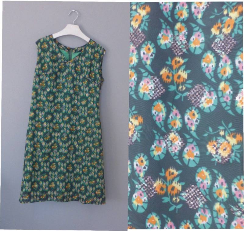 70Er Jahre Cocktailkleid. Größe L. Wunderschönes Grünes Polyester-Metallic-Kleid Mit Mehrfarbigem Muster, Voll Gefüttert. in Ausgezeichnetem 70Er Jahre Cocktailkleid. Größe L. Wunderschönes Grünes Polyester-Metallic-Kleid Mit Mehrfarbigem Muster, Voll Gefüttert. in Ausgezeichnetem von GreekJasmin