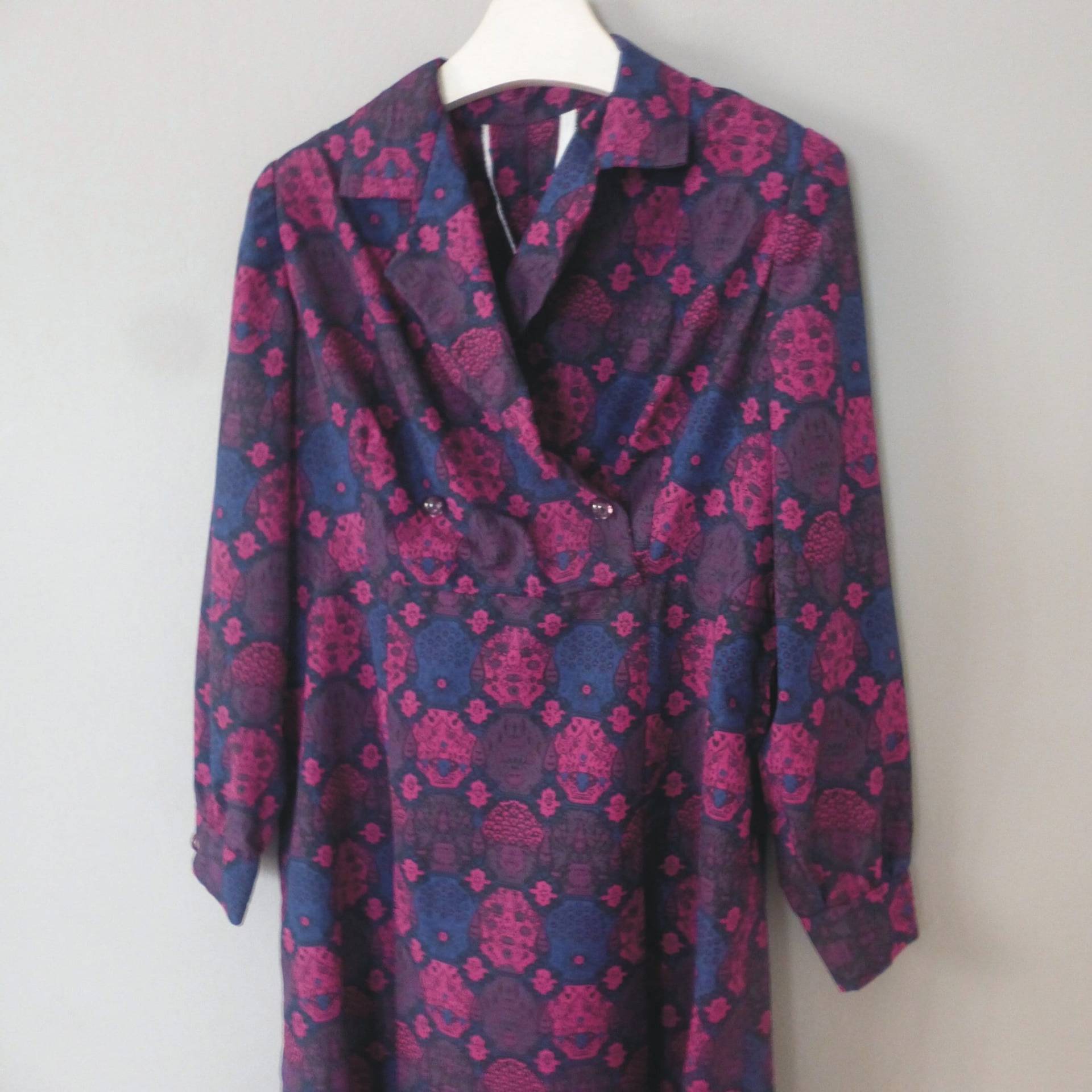 80Er Jahre Partykleid. Xl Größe. Schönes Fuchsia/Violettes Polyesterkleid Mit Hoher Taille Und Schulterpolstern. in Ausgezeichnetem Vintage Zustand von GreekJasmin