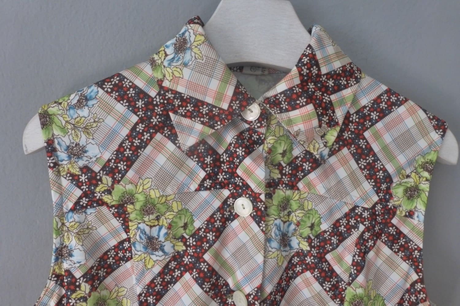 80Er Jahre Picknick Kleid. Größe L. Ärmelloses Vintage-Happy-Kleid Aus Polyester, Zwei Vordertaschen in Der Taille. in Einem Sehr Guten Vintage von GreekJasmin