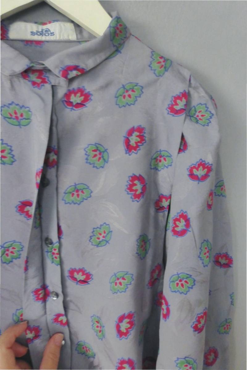 80Er Jahre Retro Hemd. Xxl-Größe. Graues Oversized-Langarmshirt Aus Polyester Mit Neonfarbenem Blumenmuster. in Einem Sehr Guten Vintage Zustand von GreekJasmin